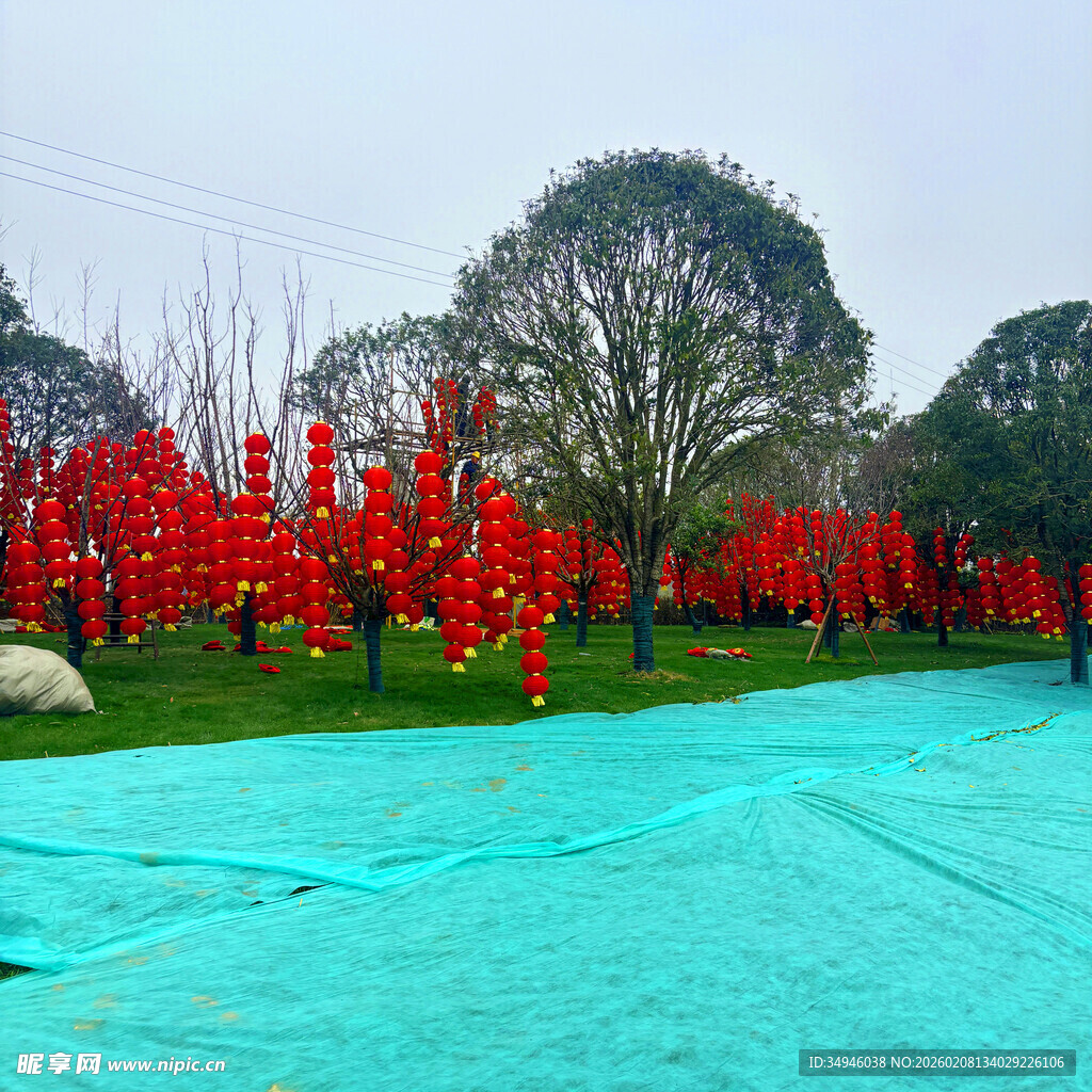 蓝布上的串串红色祈福牌