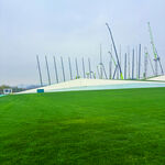 绿茵场地与林立设施景观