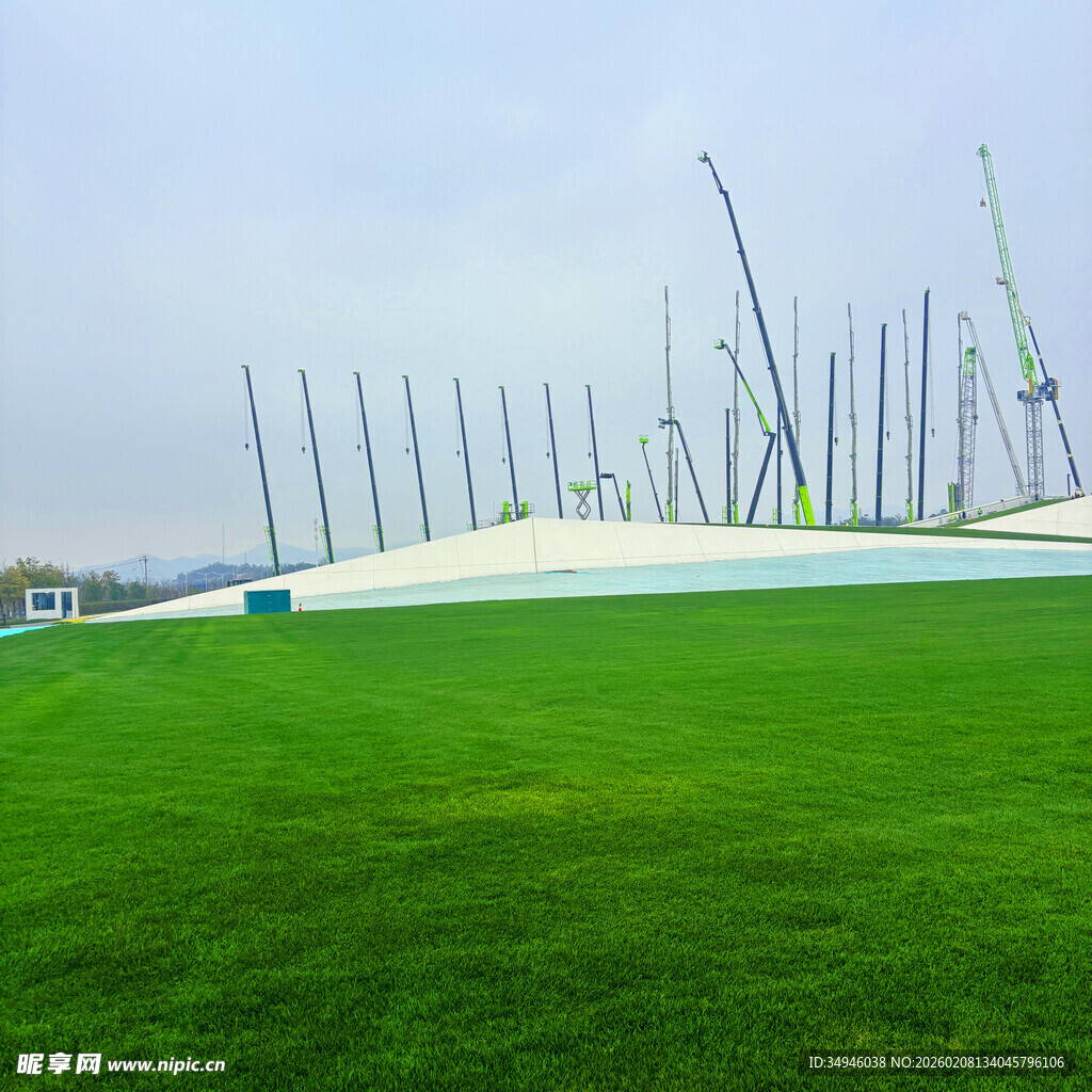 绿茵场地与林立设施景观