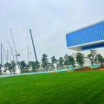 蓝白建筑旁的翠绿草坪