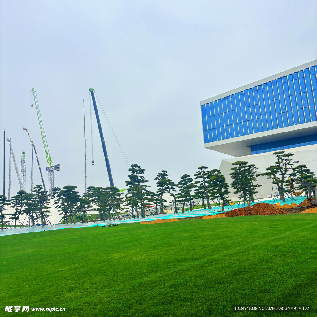 蓝白建筑旁的翠绿草坪