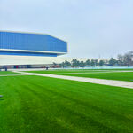 蓝白建筑前的翠绿草坪