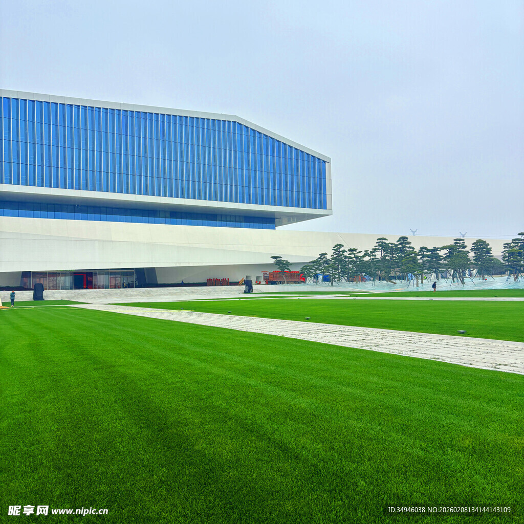 现代建筑旁的翠绿草坪