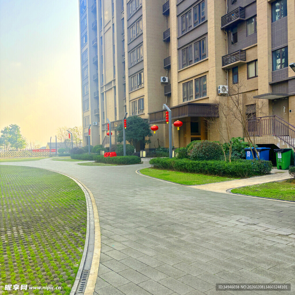 小区内的整洁道路与建筑