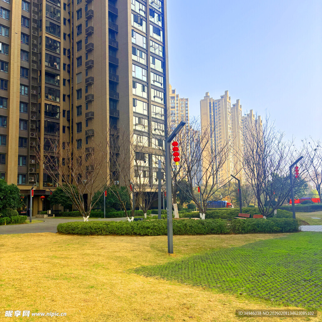 现代高层住宅旁的绿地景观