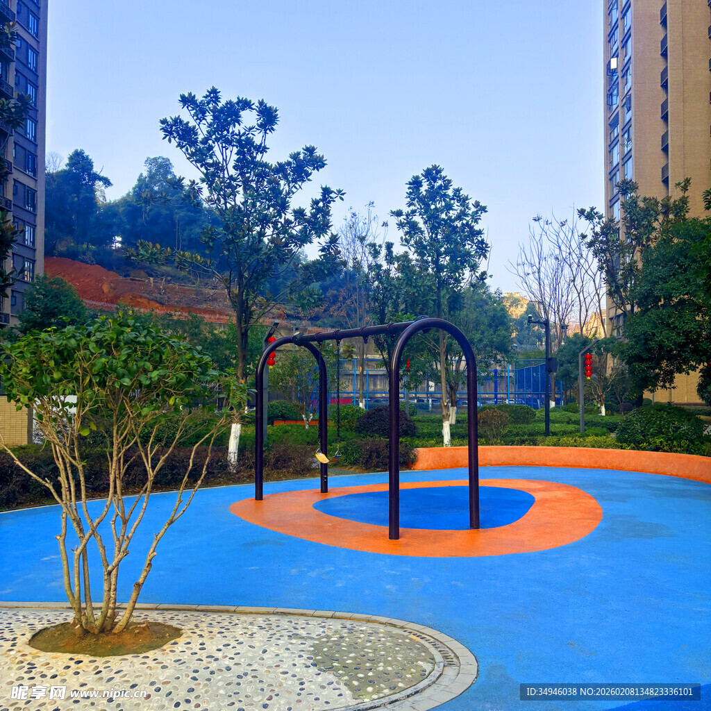 小区内色彩斑斓的儿童游乐区