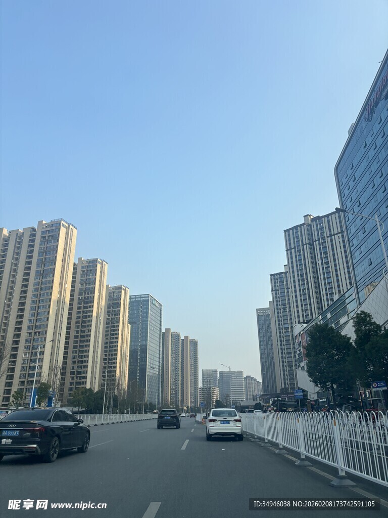 城市道路边林立的高楼