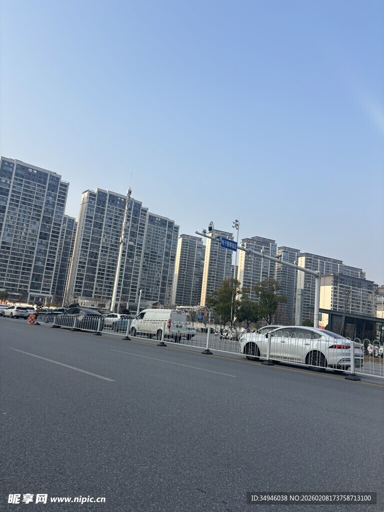 城市宽阔道路旁的高楼群