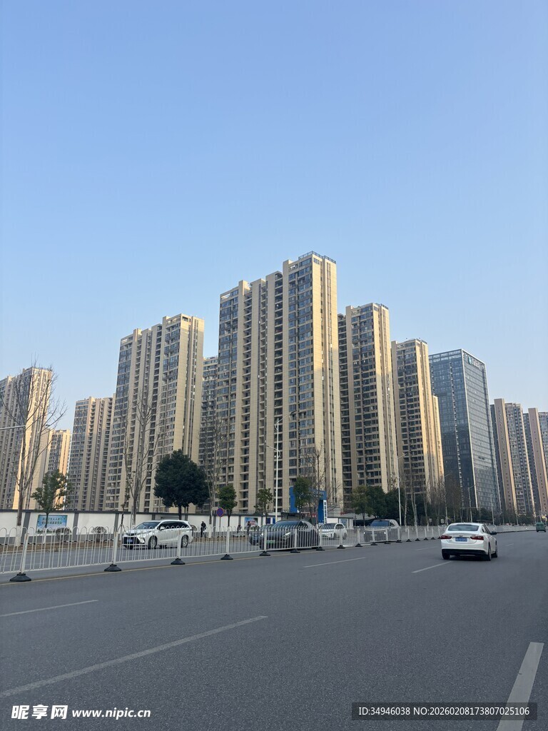 城市宽阔道路旁的高楼群