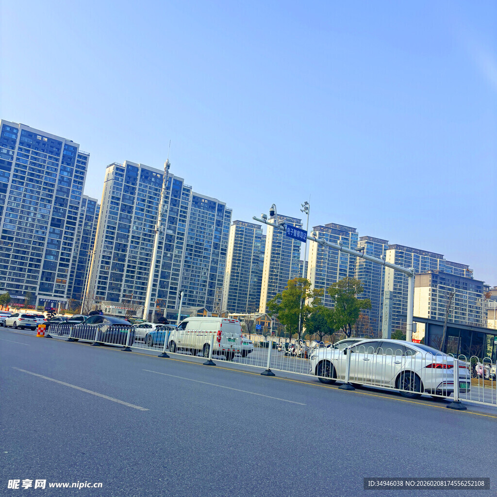 城市街道旁的高层住宅区