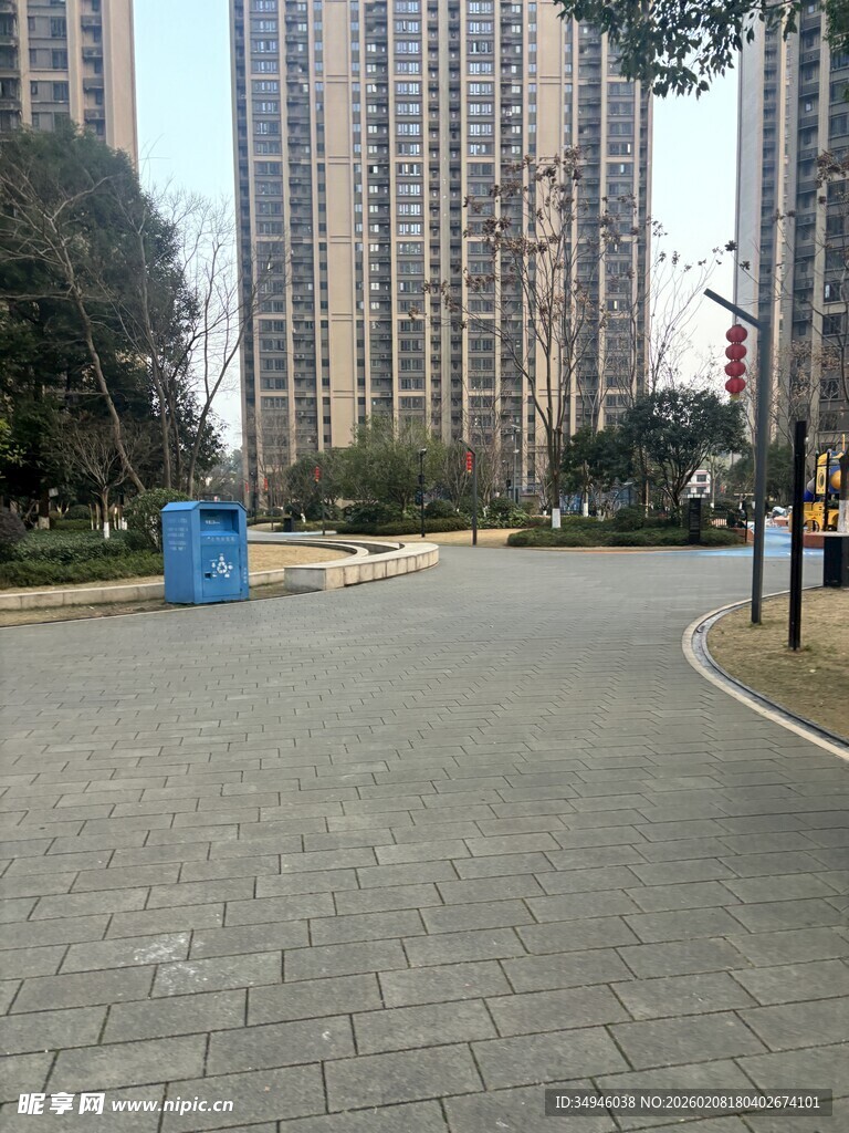 城市住宅区的宽阔道路