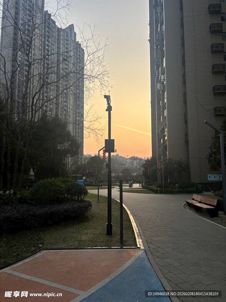 夕阳下的城市小区步道