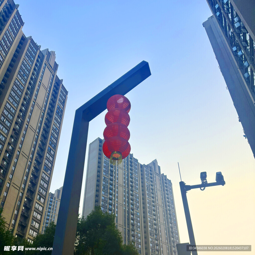 城市高楼间的红灯笼景观