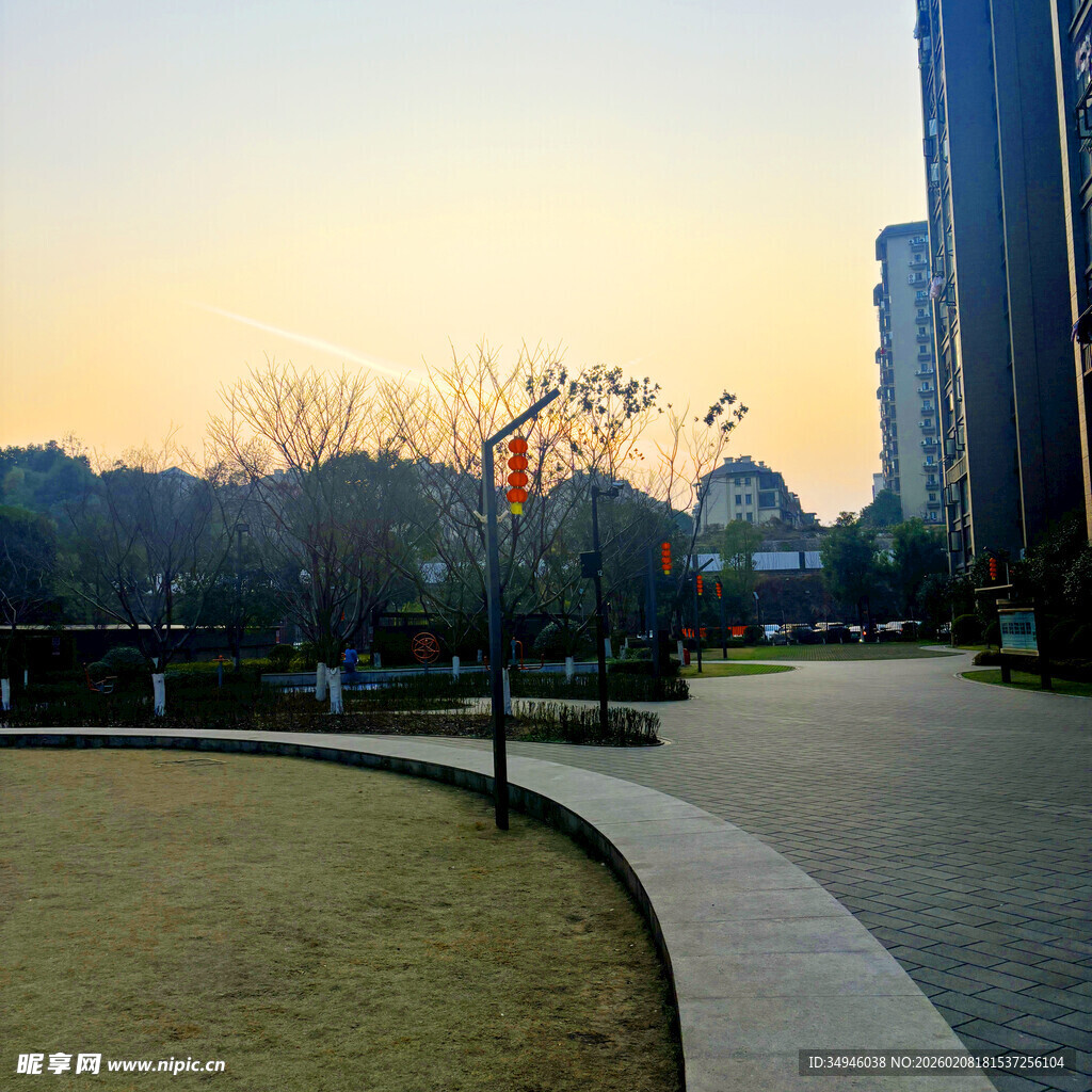 城市黄昏下的静谧休闲步道