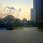 城市黄昏时的静谧街道