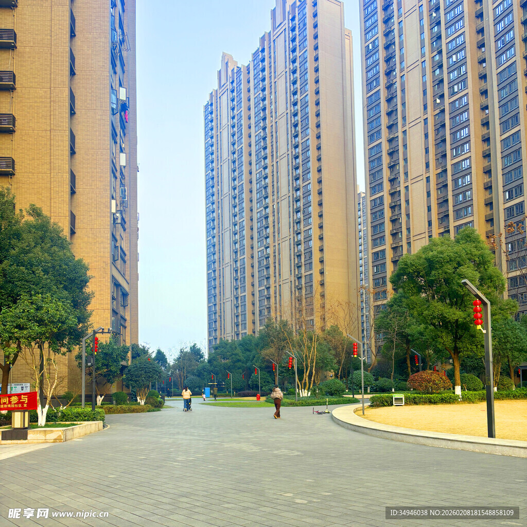 城市住宅区的宽阔道路景观