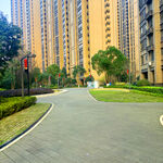 小区内的宽阔道路与高楼