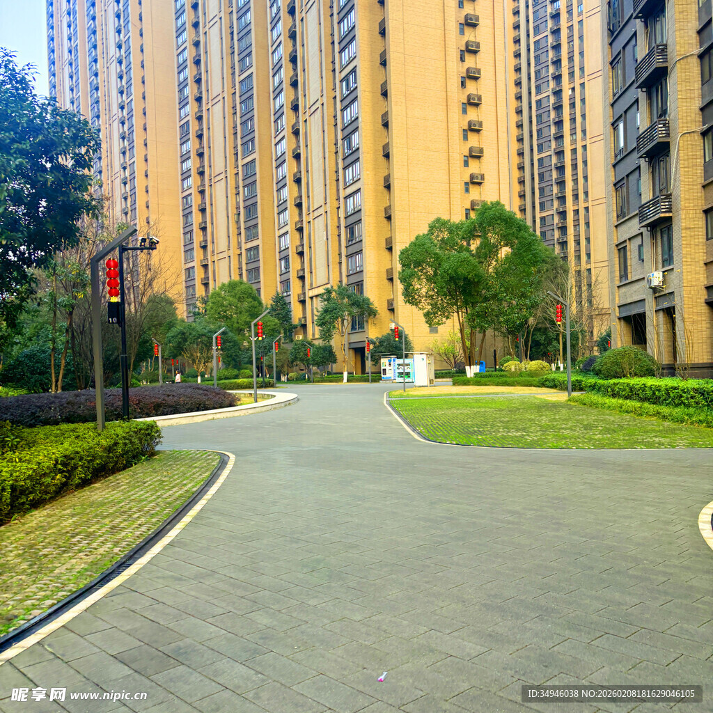 小区内的宽阔道路与高楼