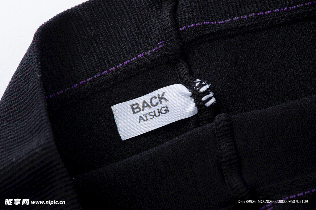 黑色衣物标签特写