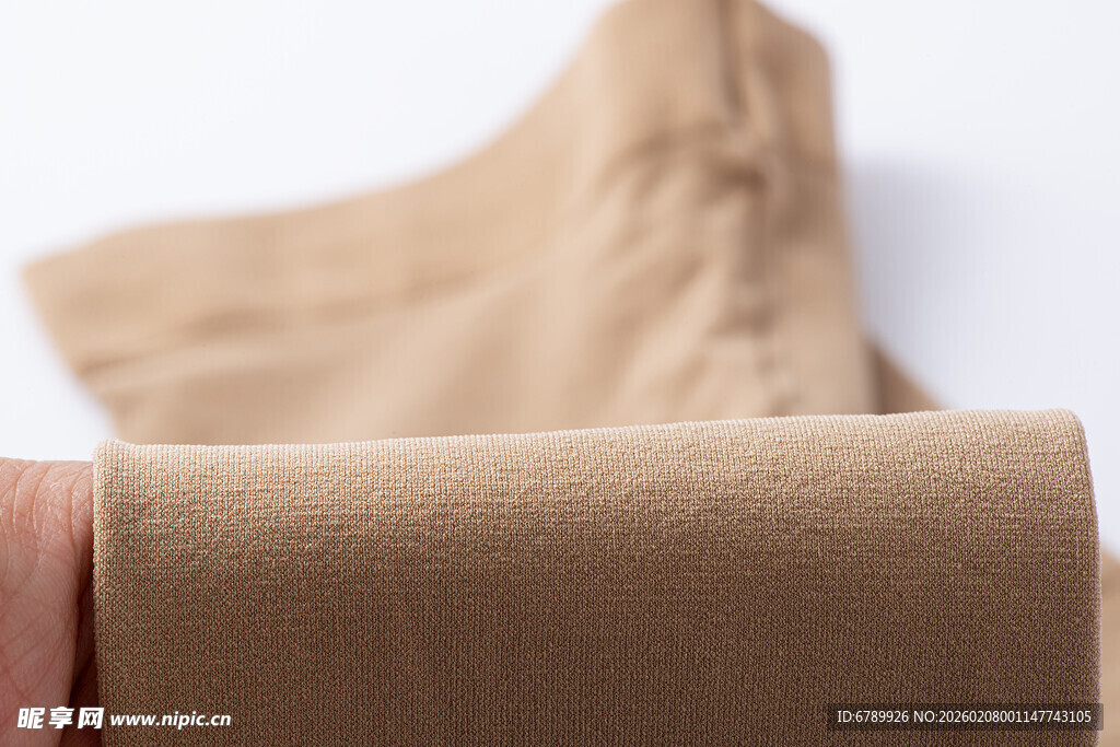 手捏卡其色裤袜布料细节展示