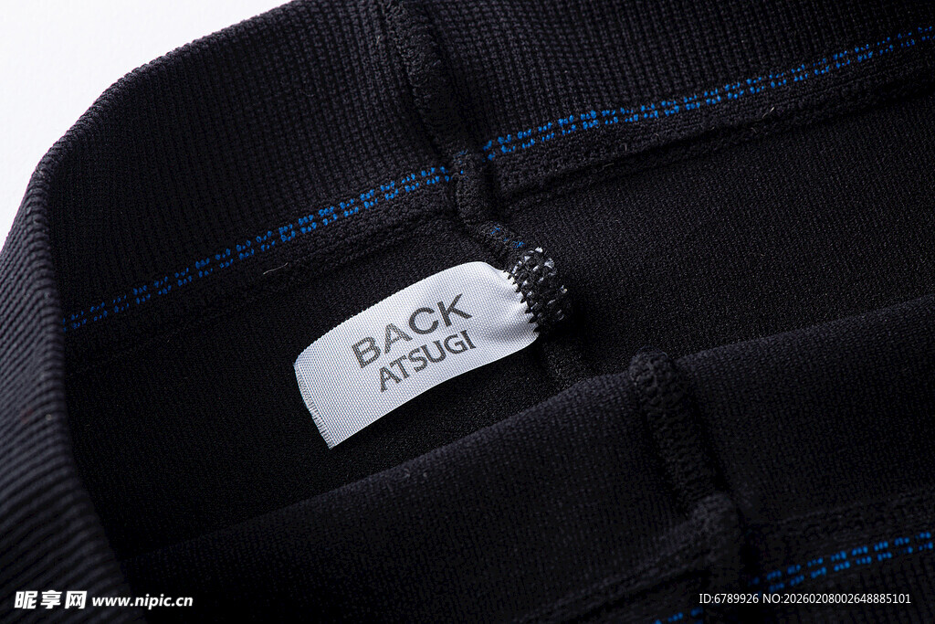 黑色裤子标签特写