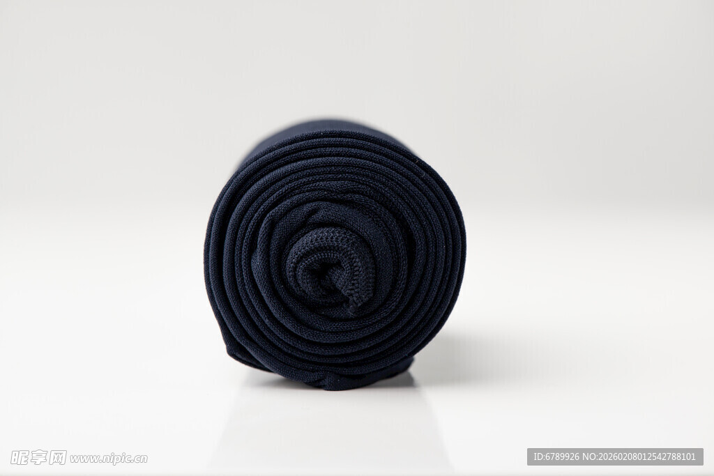 深蓝色卷起来的弹力袜