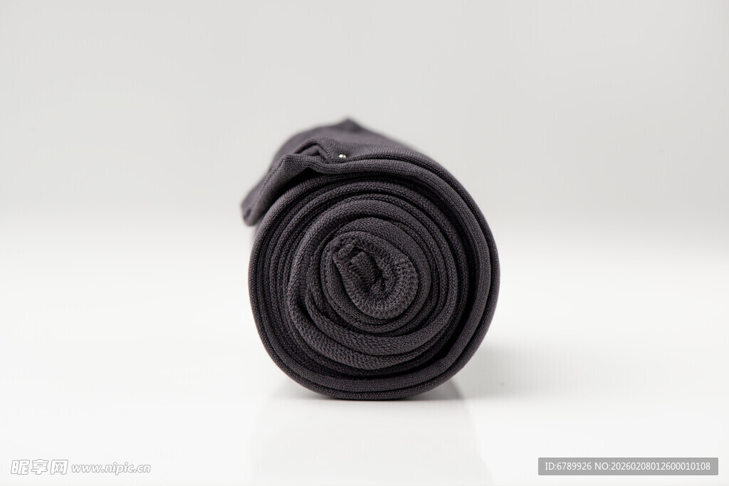 黑色卷起弹力袜特写