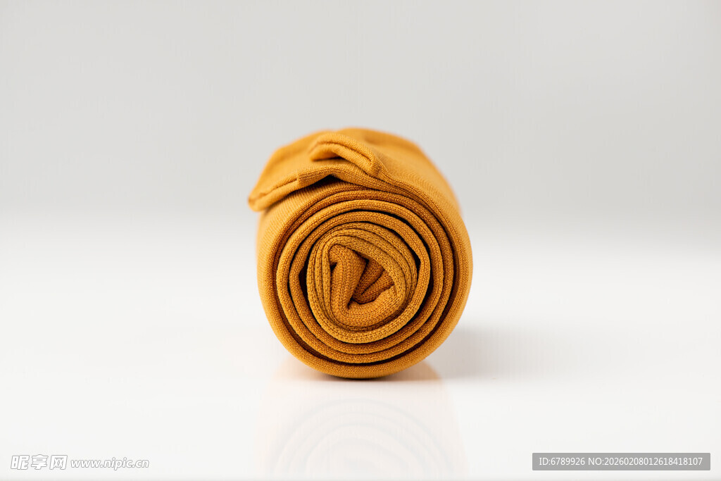 卷起来的黄色弹力袜