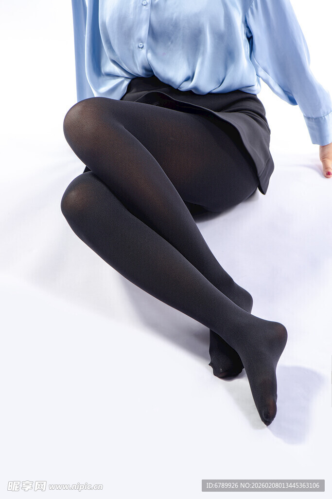 女性身着黑色连裤袜坐姿