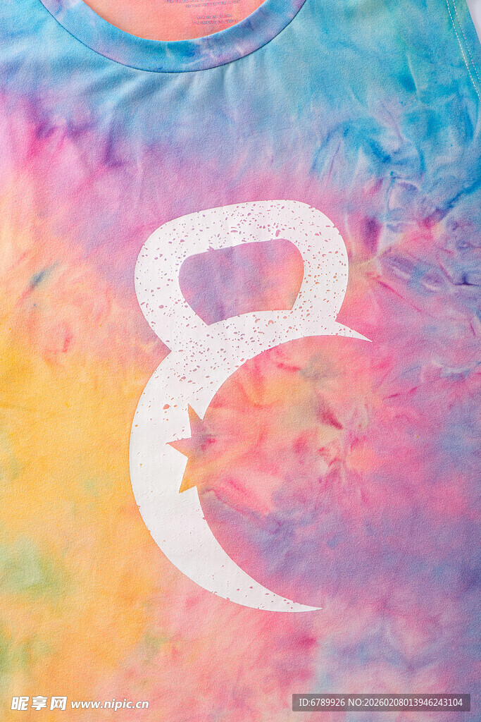 多彩扎染图案中的数字8