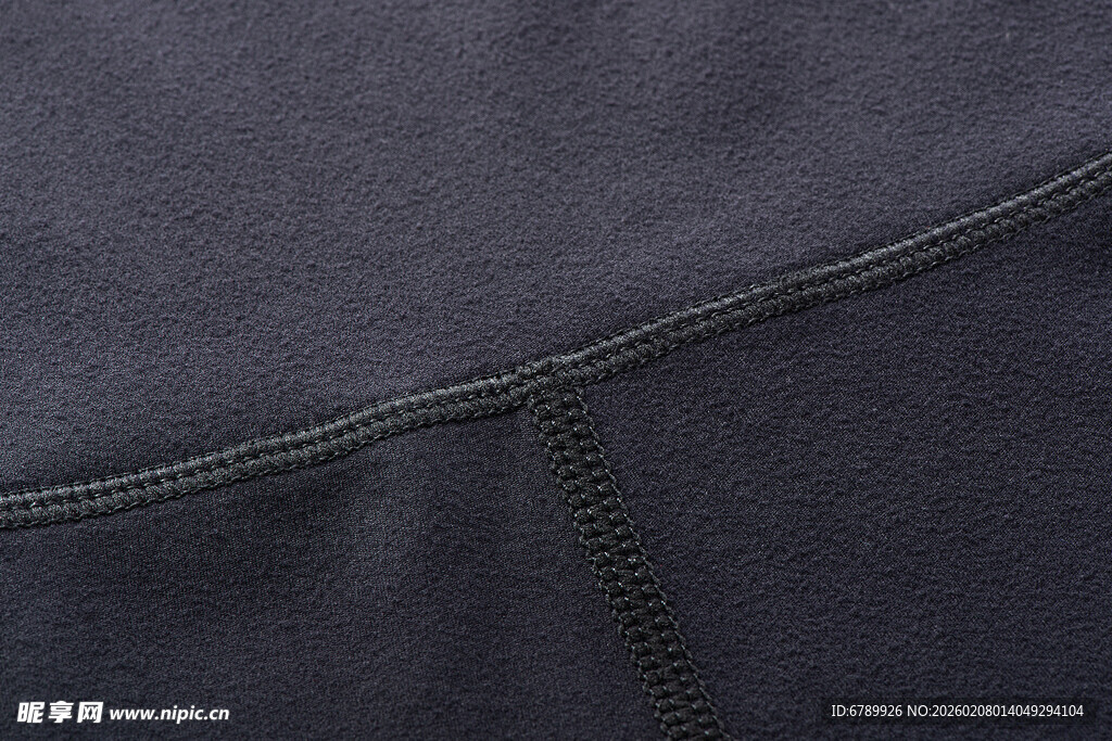 深色衣物缝线细节特写