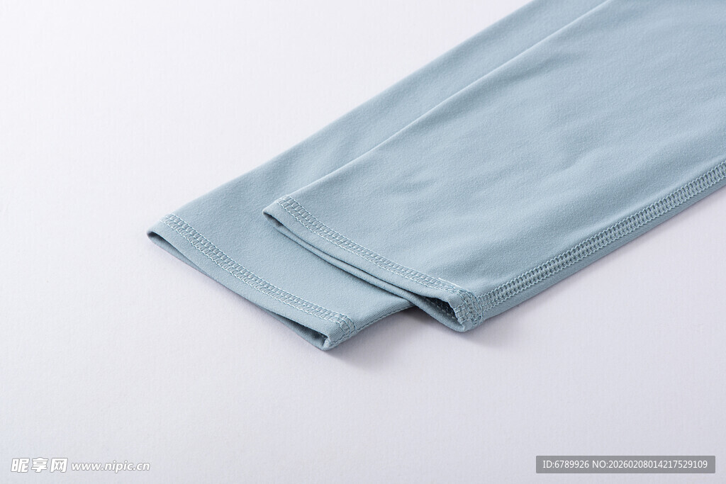 浅蓝色长裤裤脚细节展示