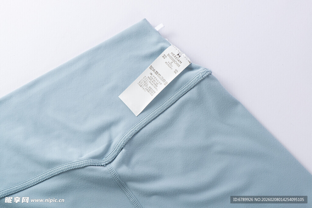 浅蓝色衣物标签特写