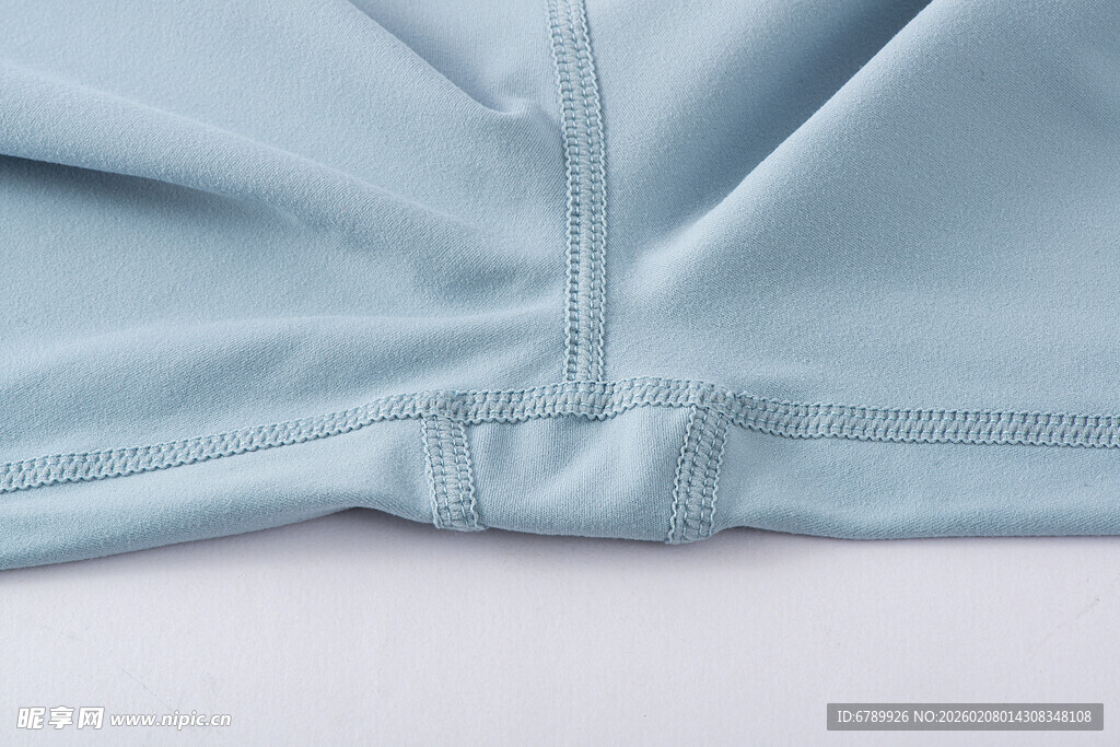 浅蓝色衣物细节特写