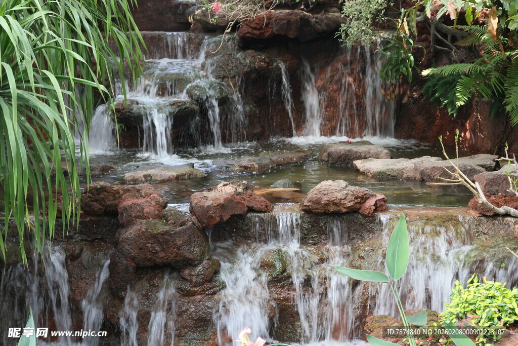 庭院中的潺潺流水景观