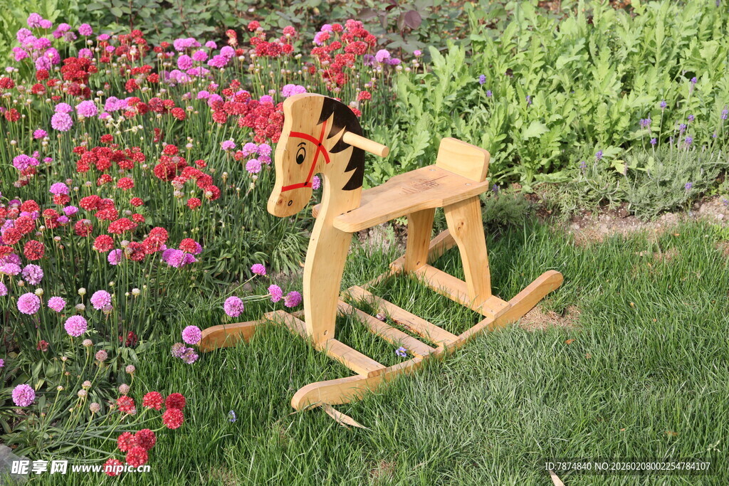 花园中的木制小鹿摇椅