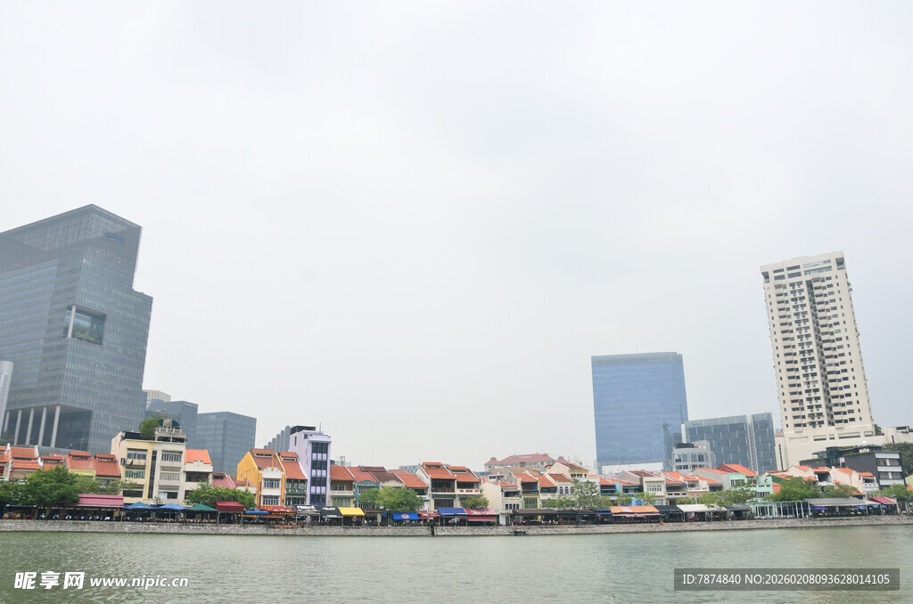 河畔多彩建筑与现代高楼