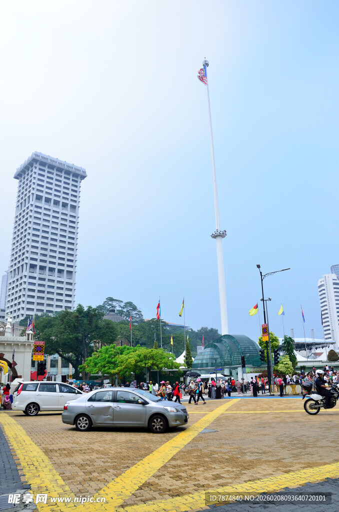 城市街头热闹景象