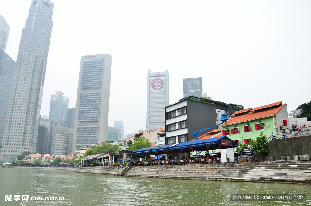 河畔城市风景 多彩建筑