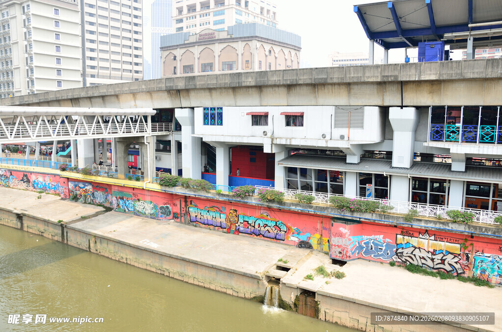 河畔多彩涂鸦建筑景观