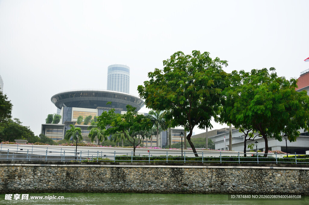 城市河畔建筑与绿树景观