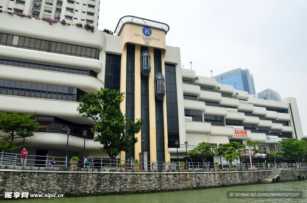 河畔现代建筑景观