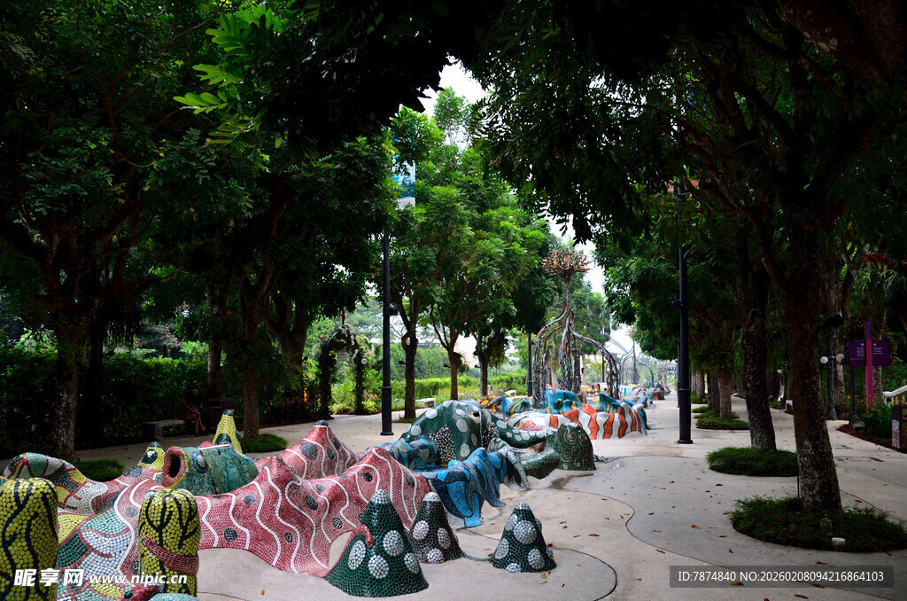 马来西亚公园彩色雕塑装点林荫道