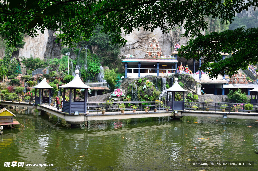 中式园林水景与亭台楼阁