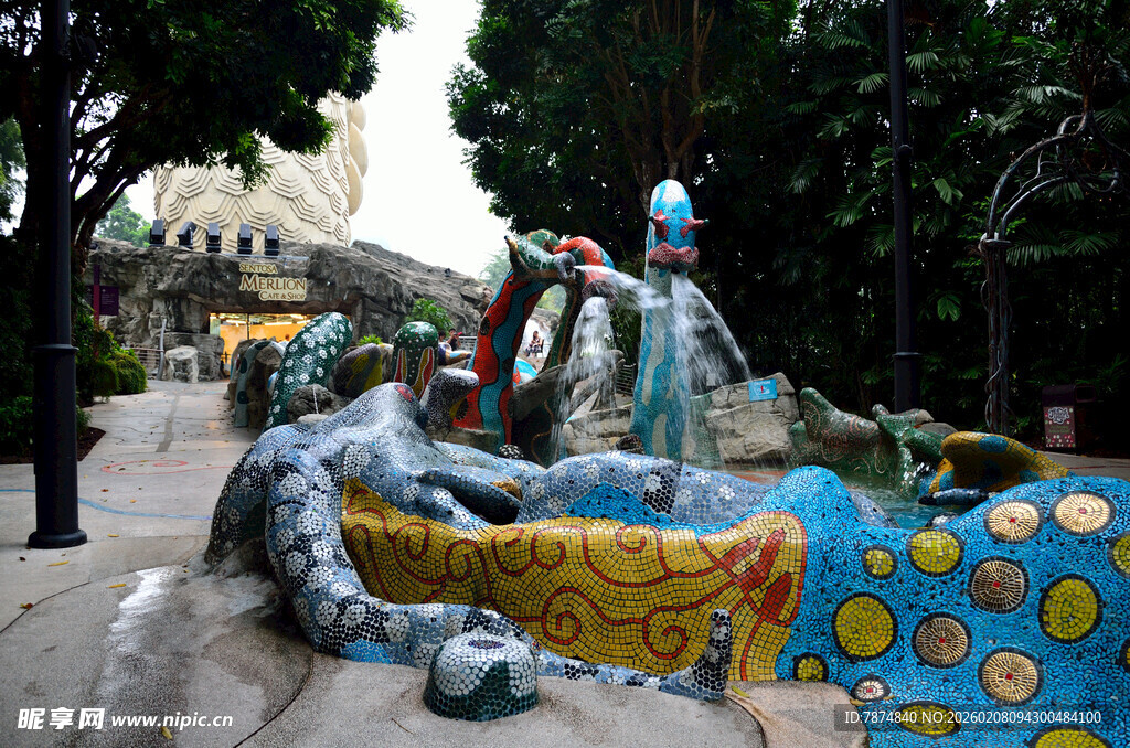 街头彩色雕塑艺术景观