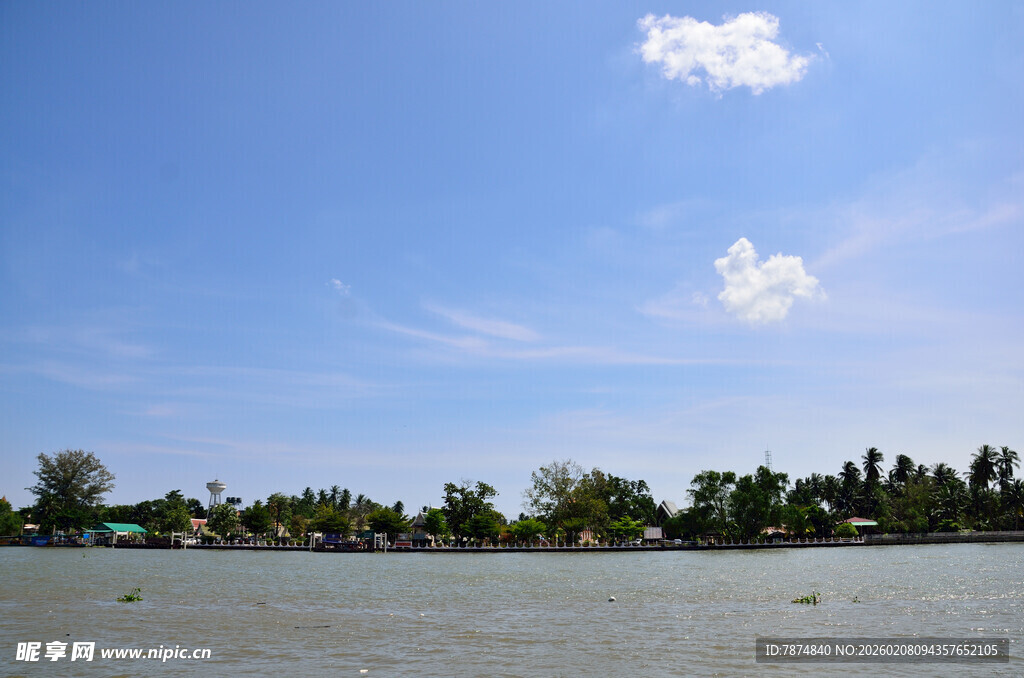河畔蓝天绿树风景图