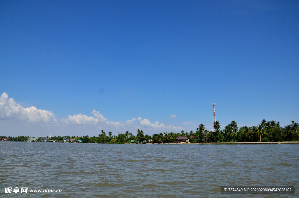 马来西亚河畔蓝天绿树自然风光