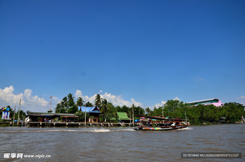马来西亚河畔多彩船只与葱郁景致