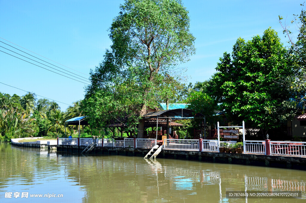 河畔风景 宁静的水上人家