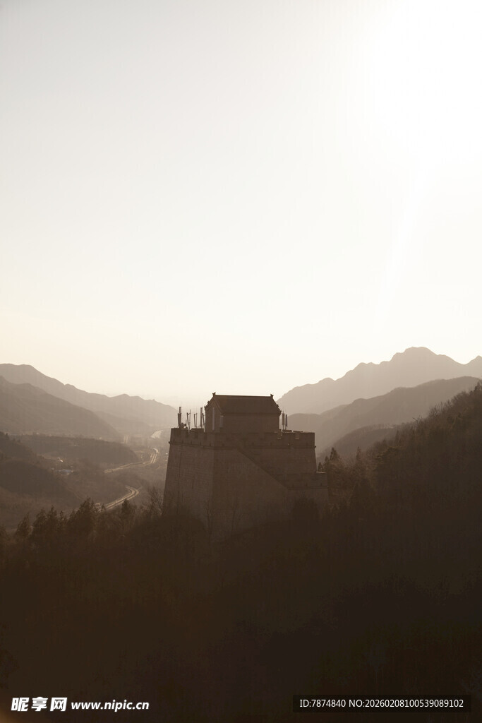 夕阳下的古老长城